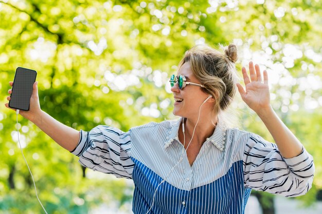 Danser dans le parc et écouter de la musique