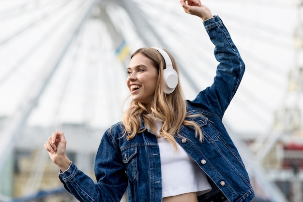 Danser devant la grande roue