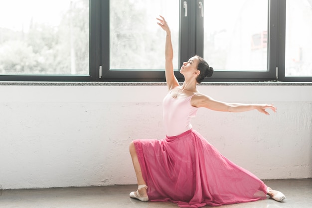 Danseur de ballerine dansant près de la fenêtre