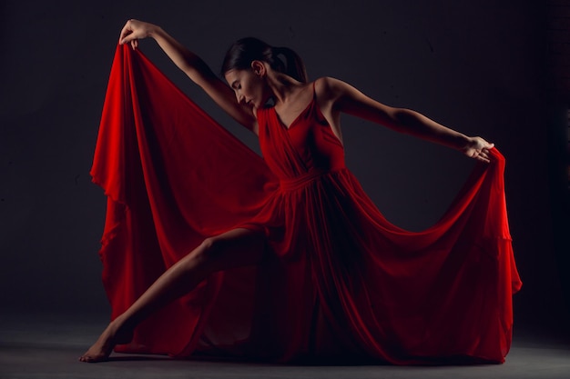 Photo gratuite danseur de ballet ou ballerine classique dansant isolé sur fond sombre