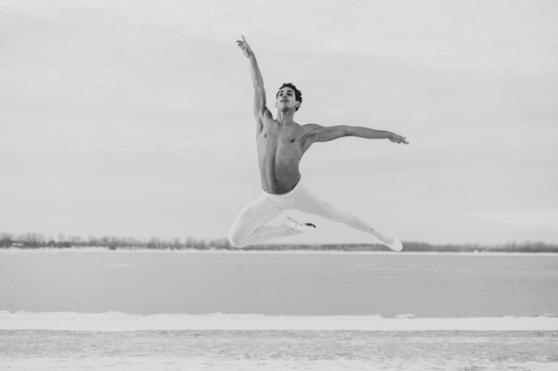 Danseur de ballet dans une pose de saut