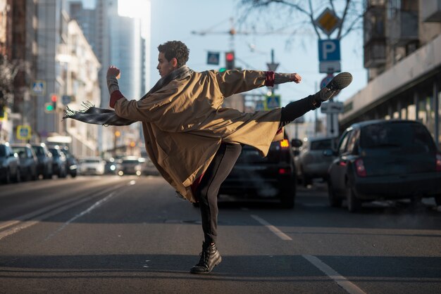 Danseur de ballet dans une position élégante