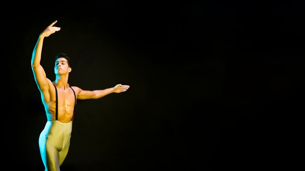 Danseur de ballet inspiré se produisant sous les projecteurs