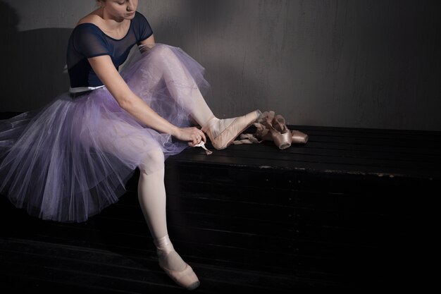 Danseur de ballet mettant des chaussures de pointe