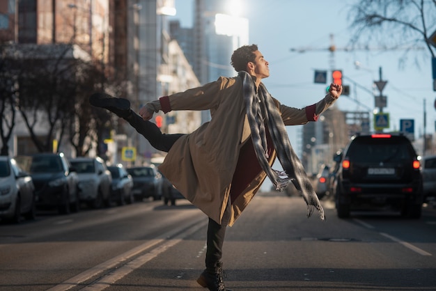 Photo gratuite danseur de ballet en position élégante