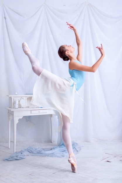 Danseur de ballet professionnel posant sur blanc