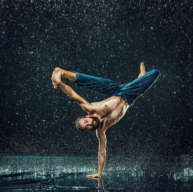 Le danseur de break masculin dans l'eau.