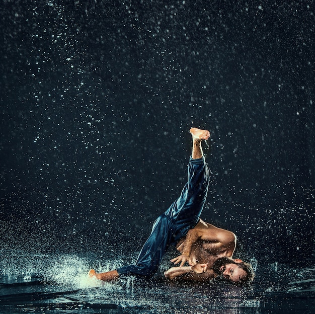 Le danseur de break masculin dans l'eau.
