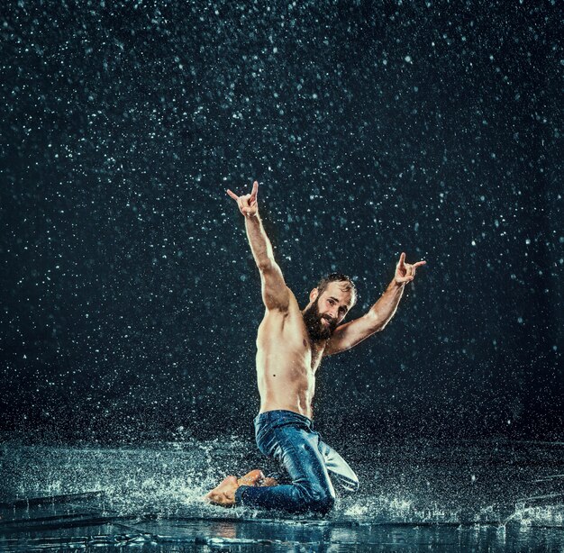 Le danseur de break masculin dans l'eau.