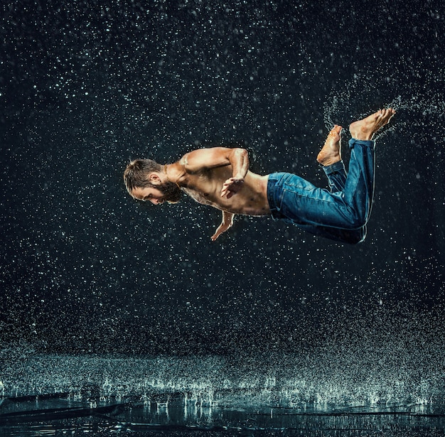 Photo gratuite le danseur de break masculin dans l'eau.