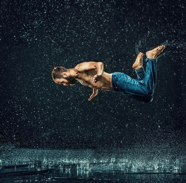 Le danseur de break masculin dans l'eau.