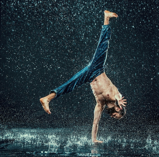 Photo gratuite le danseur de break masculin dans l'eau.