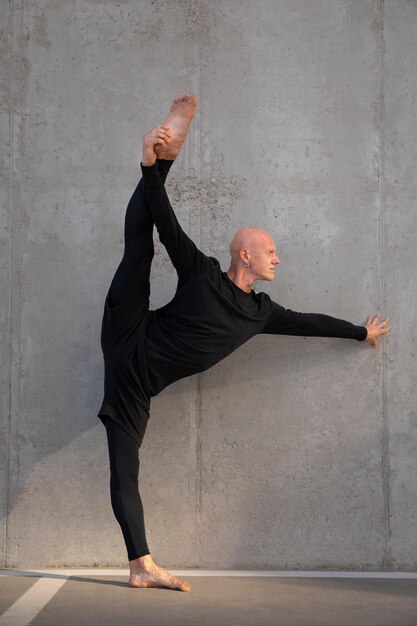 Danseur faisant de l'art du spectacle élégant