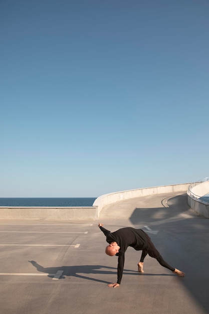 Danseur faisant de l'art du spectacle élégant