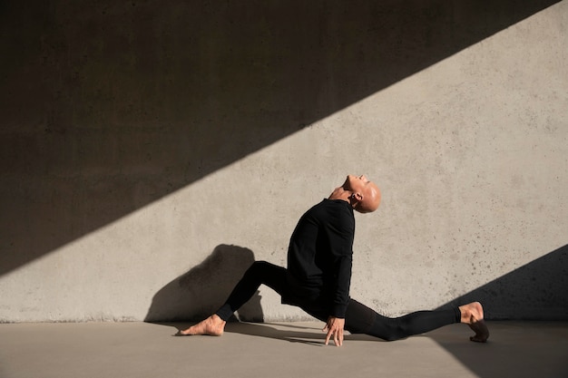 Danseur faisant de l'art du spectacle élégant