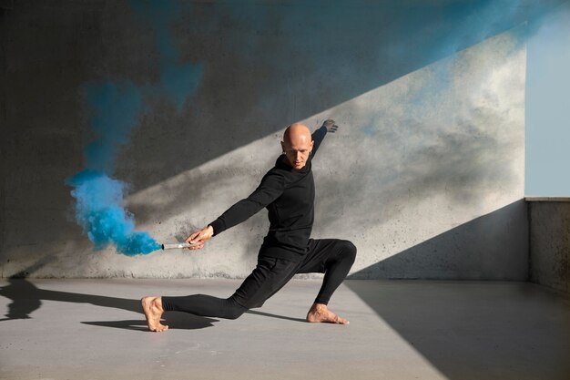 Danseur faisant de l'art du spectacle élégant