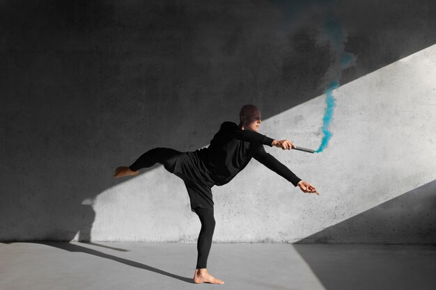 Danseur faisant de l'art du spectacle élégant