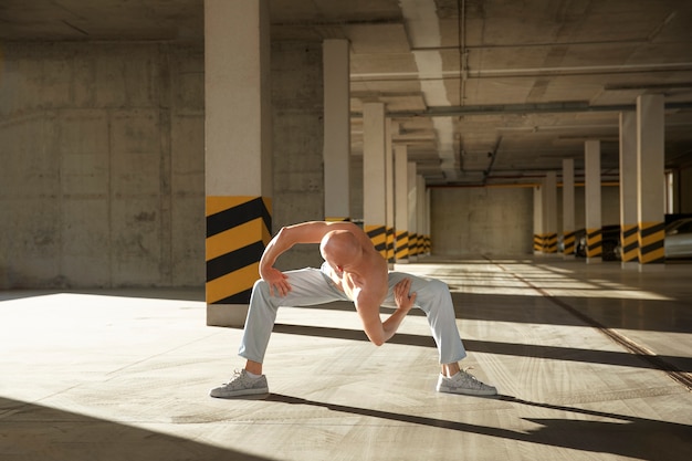 Photo gratuite danseur faisant de l'art du spectacle élégant