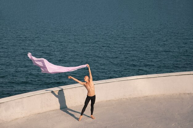 Danseur faisant de l'art du spectacle élégant