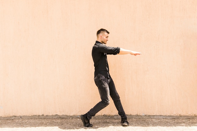 Danseur Hip-hop dansant devant le mur