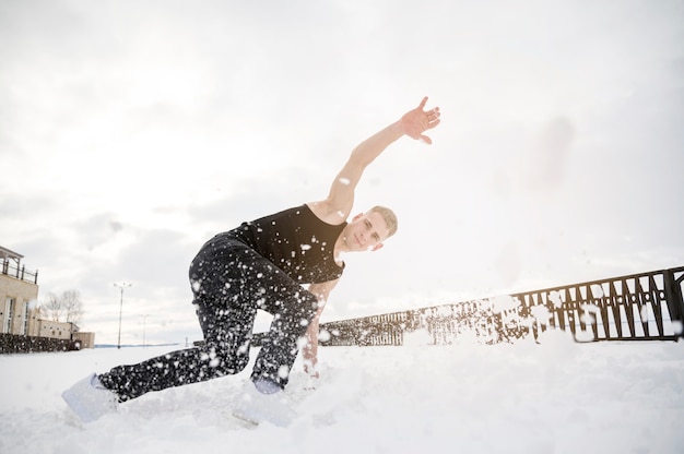 Danseur de hip hop à l'extérieur avec de la neige