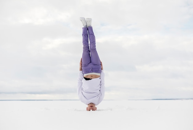 Photo gratuite danseur masculin debout sur la tête à l'extérieur