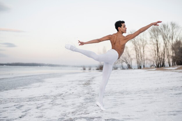 Danseur masculin effectuant