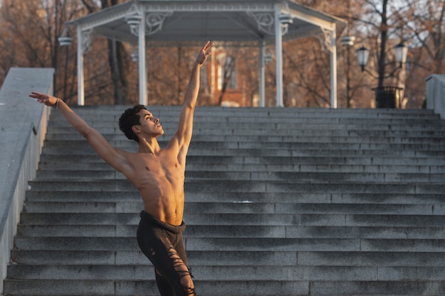 Photo gratuite danseur masculin en position de ballet gracieux