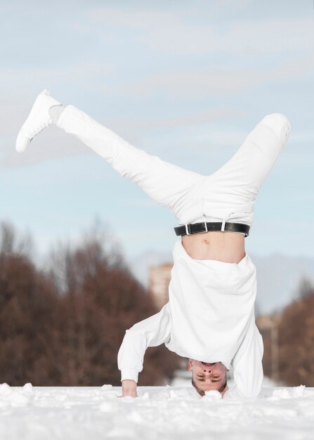 Danseur masculin pratiquant le hip hop