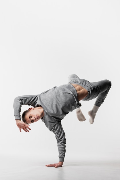 Danseur masculin en survêtement danse avec copie espace