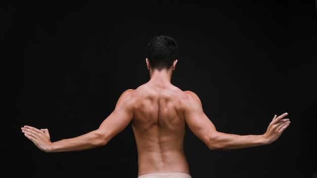 Danseur méconnaissable aux bras tendus