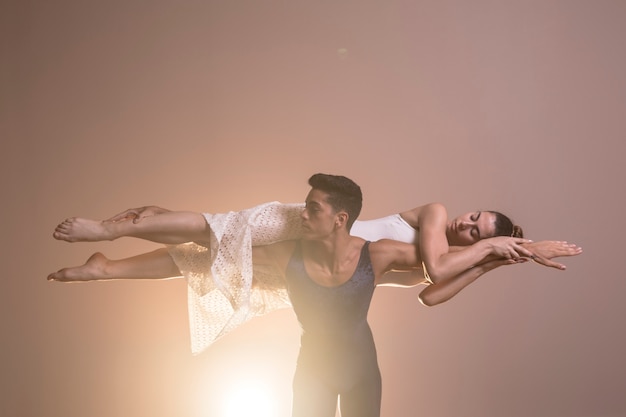 Photo gratuite danseur moyen tirant une ballerine