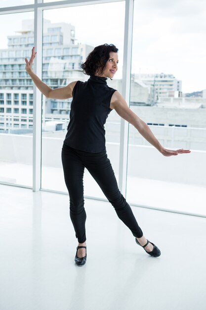 Danseur pratiquant la danse contemporaine