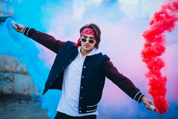 Danseur urbain avec fumée colorée