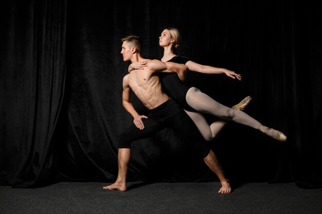 Les danseurs de ballet posent des voies latérales