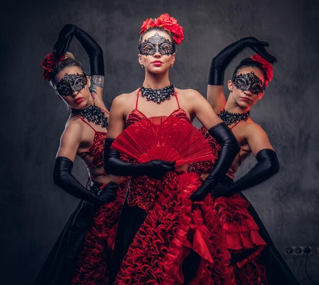 Danseurs séduisants espagnols de flamenco portant le costume traditionnel. Isolé sur un fond sombre.