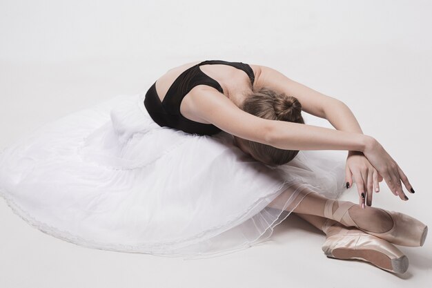Danseuse ballerine assise les jambes croisées
