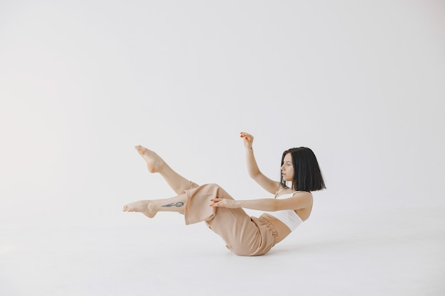 Danseuse de ballet de style contemporain féminin. Femme dans un studio de danse.