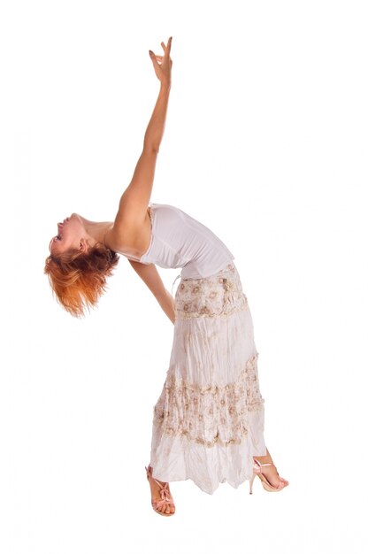 Danseuse à cheveux rouges sur blanc