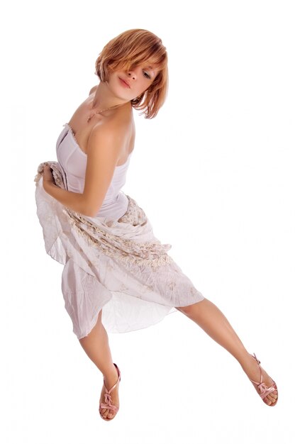 Danseuse à cheveux rouges sur blanc