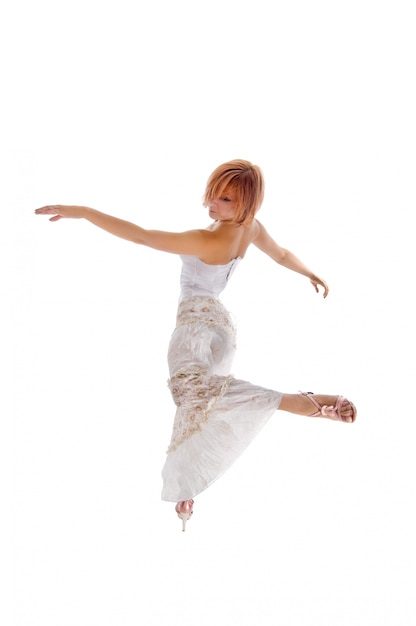 Danseuse à cheveux rouges sur blanc