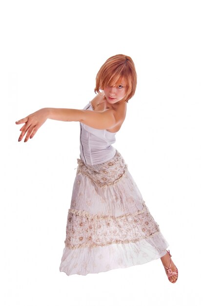 Danseuse à cheveux rouges sur blanc