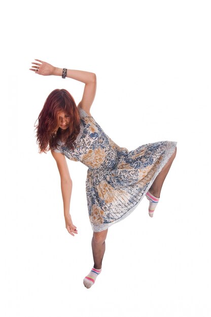 Danseuse à cheveux rouges sur blanc