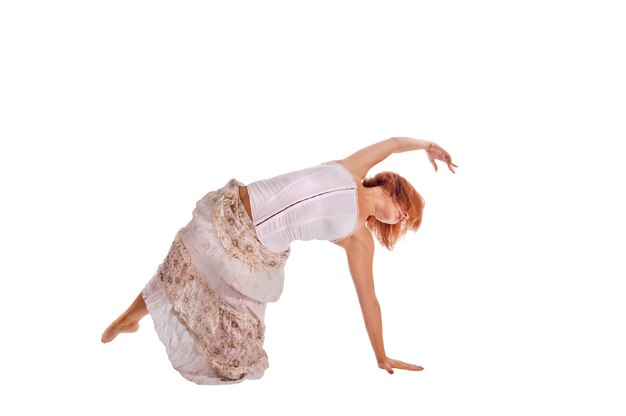 Danseuse à cheveux rouges sur blanc