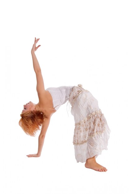 Danseuse à cheveux rouges sur blanc