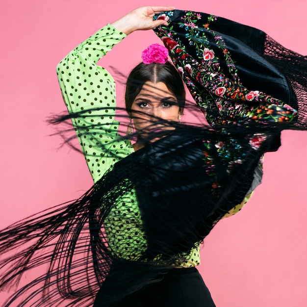 Photo gratuite danseuse de flamenco en mouvement, manille châle