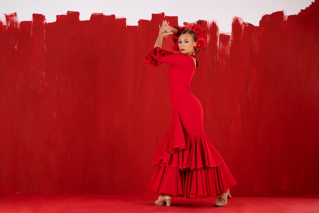 Photo gratuite danseuse de flamenco passionnée et élégante