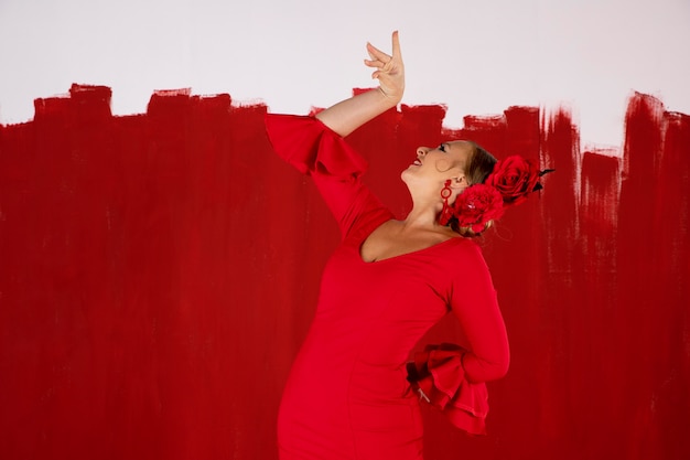 Photo gratuite danseuse de flamenco passionnée et élégante