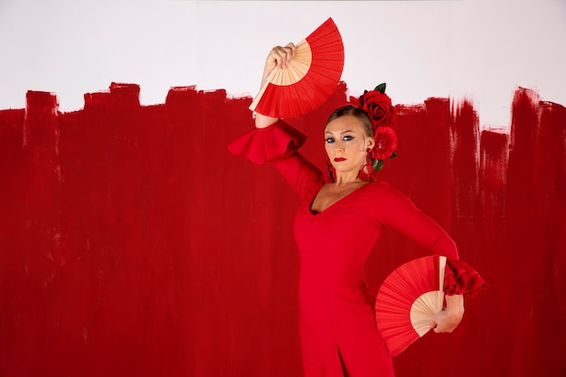 Photo gratuite danseuse de flamenco passionnée et élégante