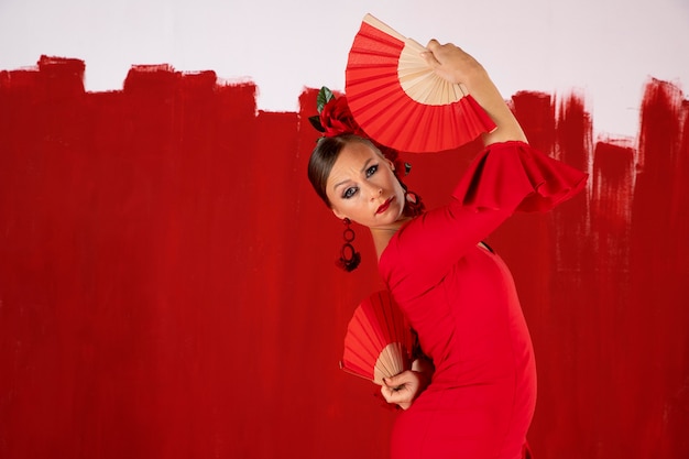 Photo gratuite danseuse de flamenco passionnée et élégante